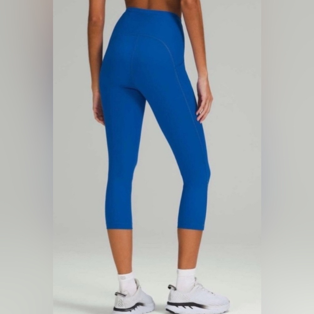 Lululemon Swift Speed High-Rise Crop 21"
Blazer Blue Tone. Size 2 excellent